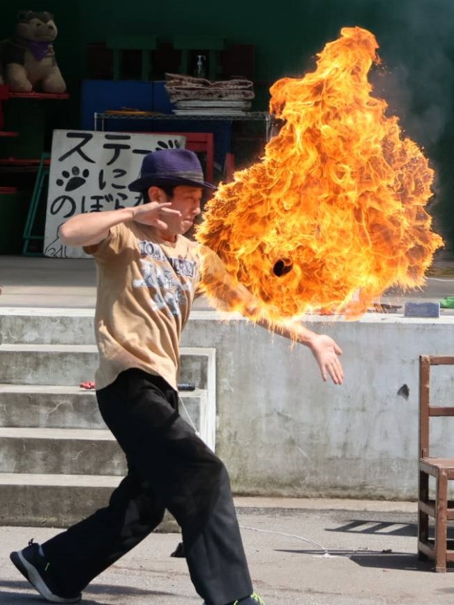 大道芸人GEN（ジェン）が宇都宮動物園 大道芸イベントでファイヤーショーを行っている